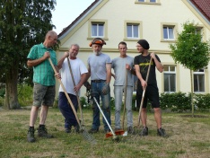 Die Einsatzgruppe Naturschutz am Alten Hof Schoppmann (August 2018). Die Einsatzgruppe Naturschutz am Alten Hof Schoppmann (August 2018).